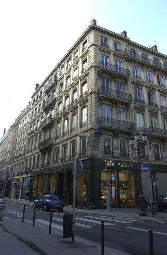 Angle des façades entre la rue de Brest et la place Saint-Nizier.