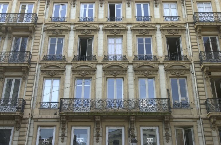 Façade principale sur la place Saint-Nizier, détail de la partie centrale.