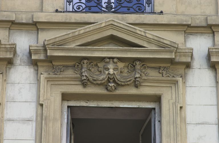 Façade principale, 4e niveau, détail de la 4e fenêtre.