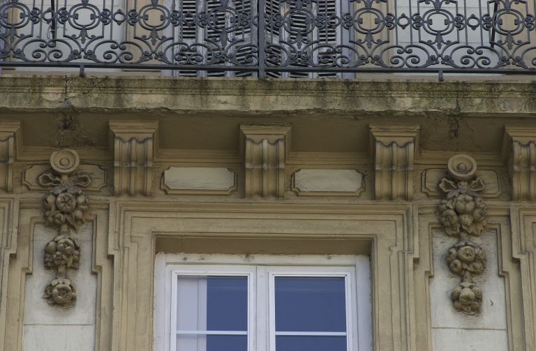 Façade principale, 5e niveau, détail de la 6e fenêtre.