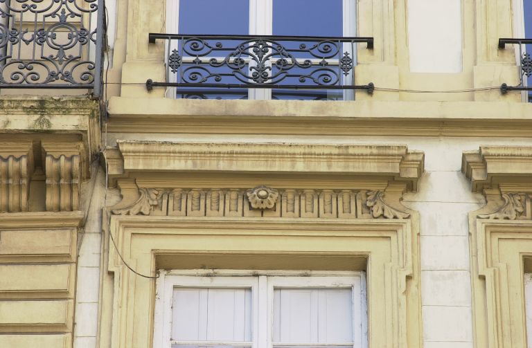 Façade principale, 5e niveau, détail de la 8e fenêtre.