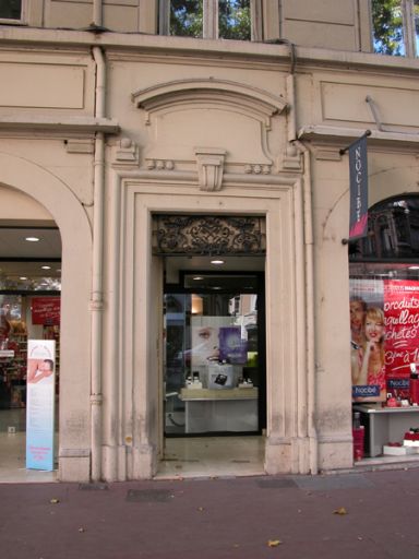 Façade place Antoine-Rivoire, ancienne porte.