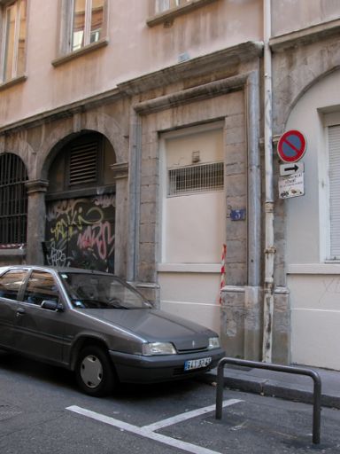 Façade rue des Forces, ancienne porte.