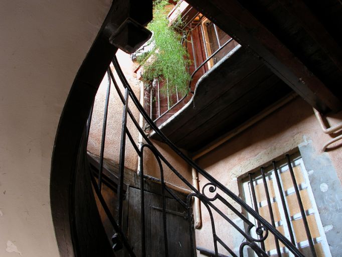 Pavillon d'escalier, escalier et petite coursière desservant la pièce sommitale, vue depuis le palier du 5e étage.