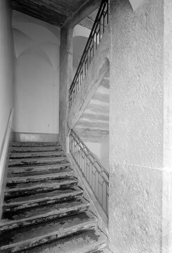1ère cour, escalier ouest, vue d'un étage d'escalier.