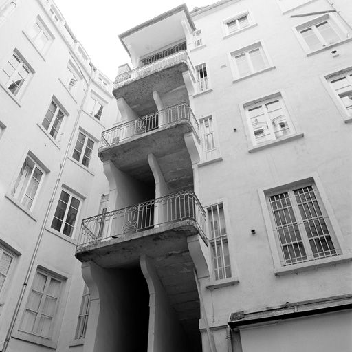 2e cour, partie supérieure de l'escalier.