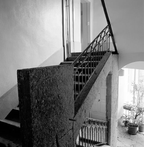 1ère cour, escalier ouest, volées du 4e étage.