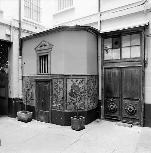 1ère cour, loge de concierge.