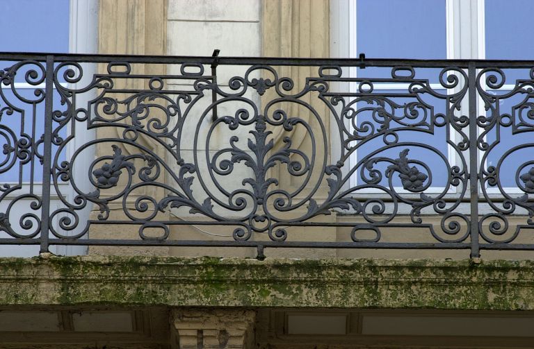 Façade principale, 3e niveau, détail du garde-corps du balcon central.