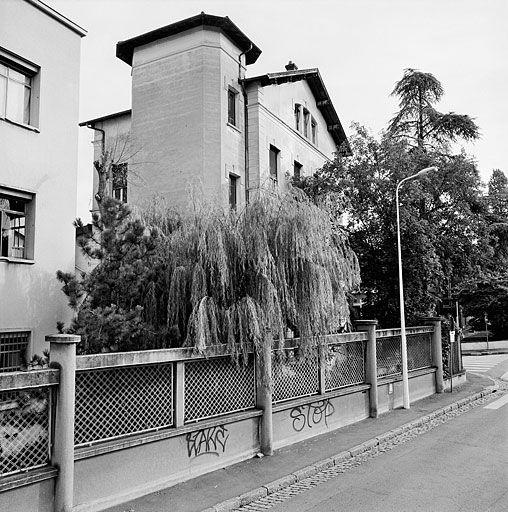 Vue sud-ouest de l'ancienne maison directoriale de la Rhodiacéta, rue Gorge de Loup