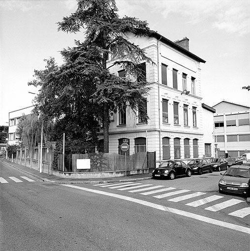 Vue est de l'ancienne maison directoriale de la Rhodiacéta
