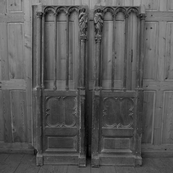 Vue d'ensemble de deux vantaux de clôture de chapelle déposée.