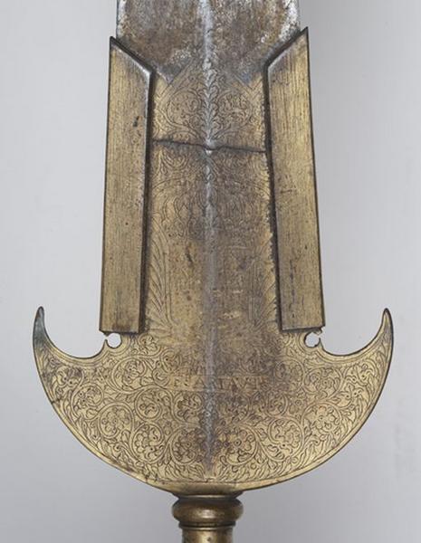 Détail de la lame de la hallebarde n°1, côté armoiries royales.