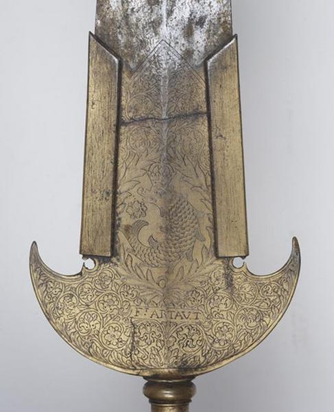 Détail de la lame de la hallebarde n°1, côté dauphin.