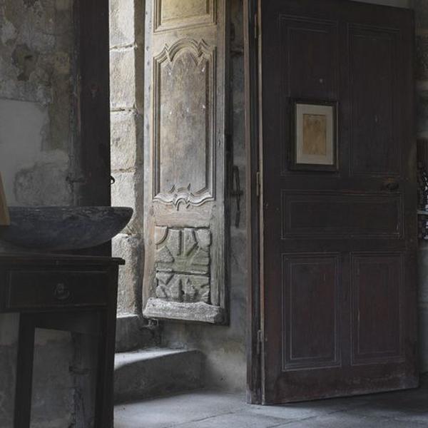 Vue d'ensemble intérieure, avec vantaux ouverts, de la porte sud du clocher de l'église paroissiale Saint-Jean.