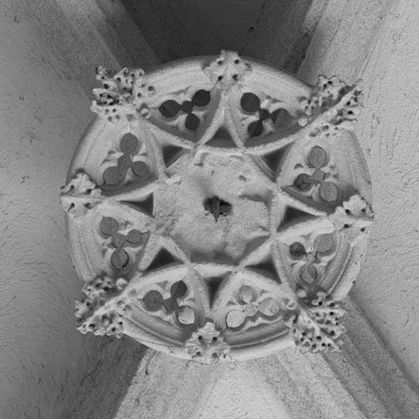 Clef de voûte, losanges superposés avec feuilles de choux, de la chapelle de l'église paroissiale Saint-Jean.