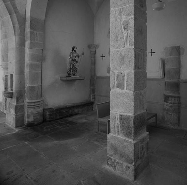 Vue rapprochée de la première travée du collatéral nord, depuis le sud-est (vestiges de l'ancienne église) avec statue de saint Jacques.