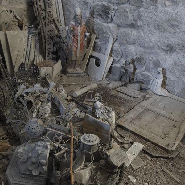 Vue d'ensemble de divers objets entreposés dans le clocher de l'église.