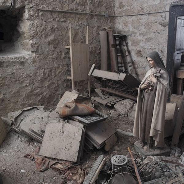 Vue d'ensemble de divers objets entreposés dans le clocher de l'église.