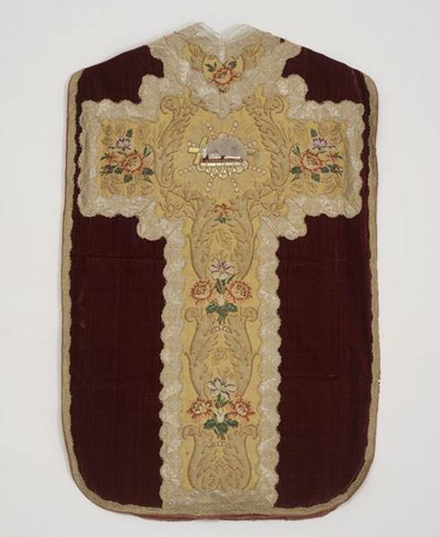 Ensemble ornement rouge, vue d'ensemble de la chasuble.