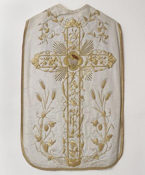 Ensemble ornement blanc, vue d'ensemble de la chasuble.