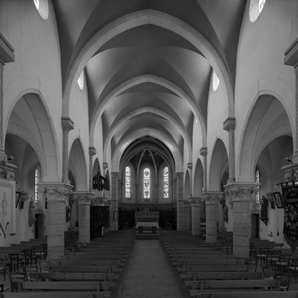 Vue d'ensemble intérieure vers le choeur.