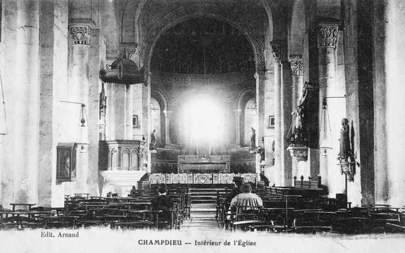 CHAMPDIEU -- Intérieur de l'église. Edit. Arnaud.