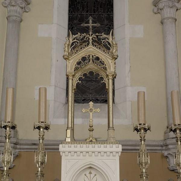 Vue d'ensemble du dais d'exposition du maître-autel.