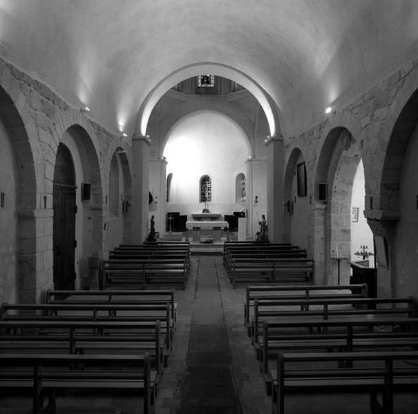 Vue intérieure de l'église en direction du nouveau choeur, avec les stalles.