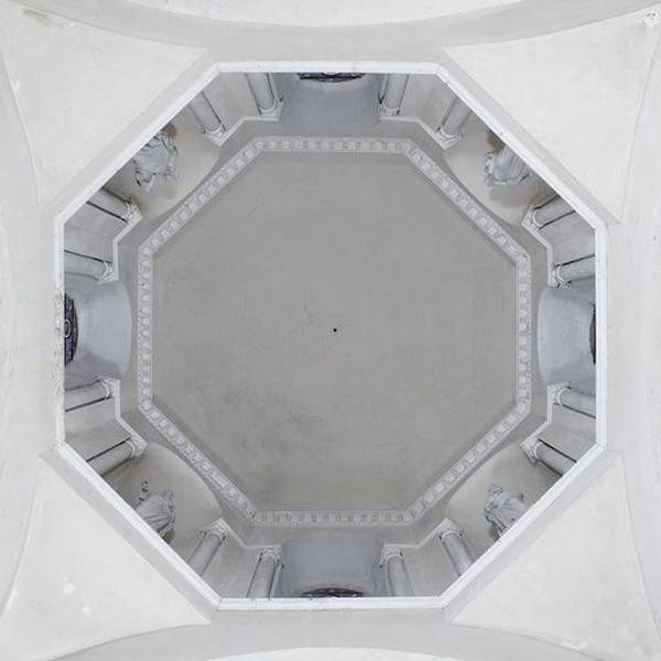 Vue d'ensemble intérieure de la coupole à la croisée du transept.