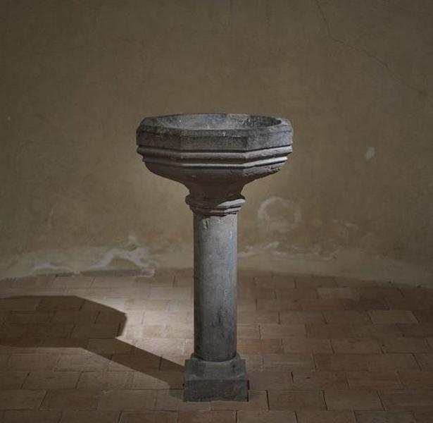 Vue générale d'un bénitier situé dans l'ancien chevet de l'église