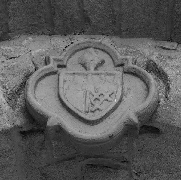 Vue d'ensemble des armoiries situées sur la clef d'arc de l'arcade ouvrant sur la chapelle nord de la nef.