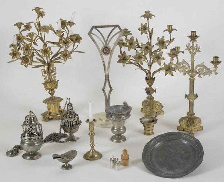 Vue d'ensemble de plusieurs objets (chandeliers, encensoirs, plat à quète...)