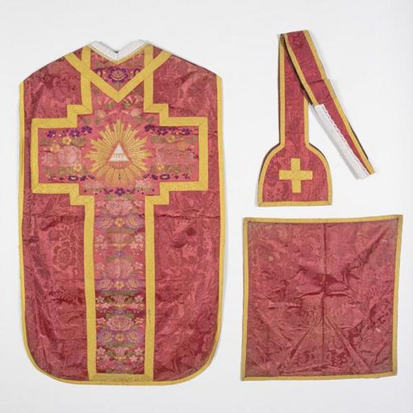 Ornement rose : chasuble, étole, manipule, voile de calice, bourse de corporal