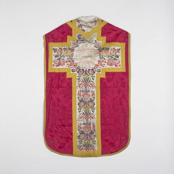 Ornement rouge (n° 1) : chasuble, étole, manipule, voile de calice