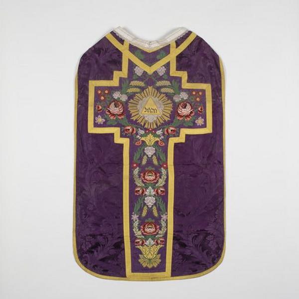 Ornement violet : chasuble, étole, manipule, voile de calice, bourse de corporal