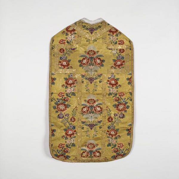 Vue d'ensemble de la chasuble or.