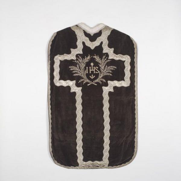 Vue d'ensemble de la chasuble de l'ornement noir.