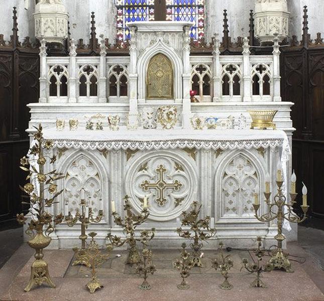 Vue d'ensemble du bouquet d'autel, de chandeliers et de vases d'autel.