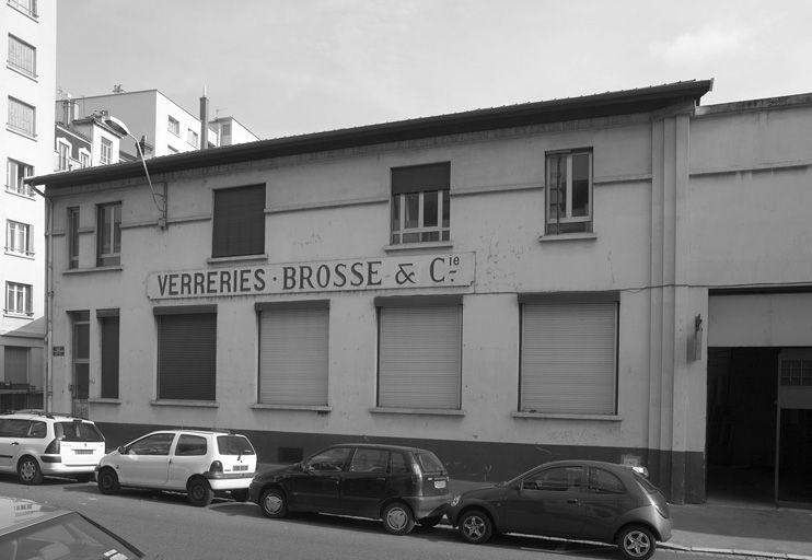 Détail enseigne façade ouest