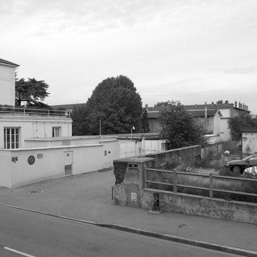 Vue est, avec l'impasse des cures qui appartient à la société Babolat