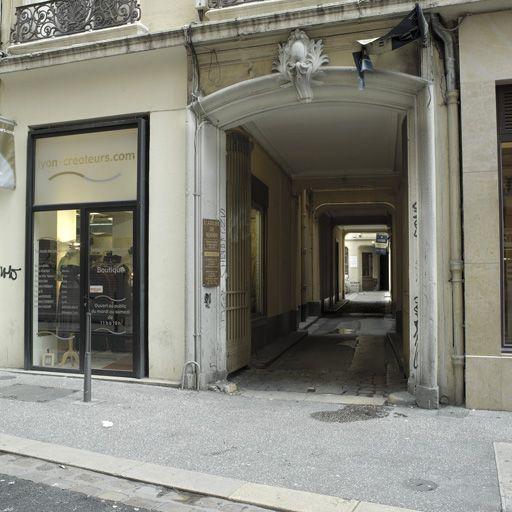Vue générale nord-ouest de l'entrée de la maison Bochier