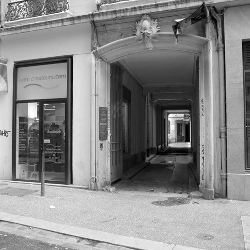 Entrée principale, rue Romarin