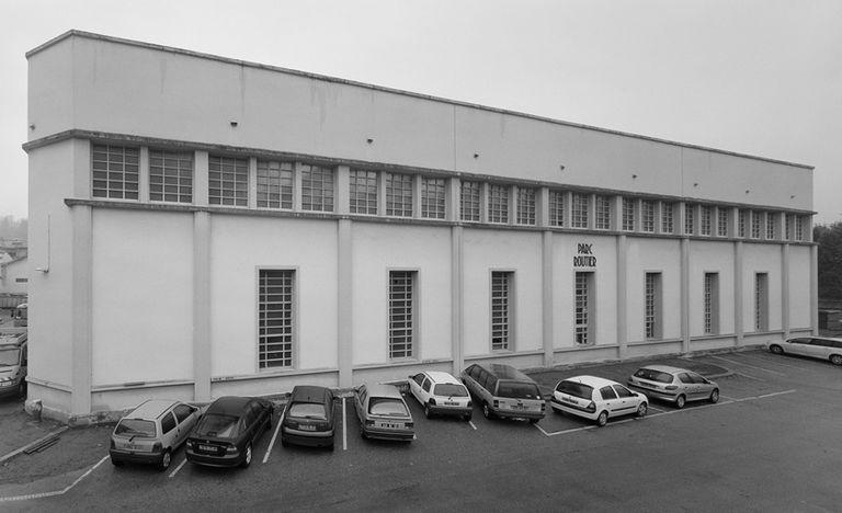 Façade est et enseigne