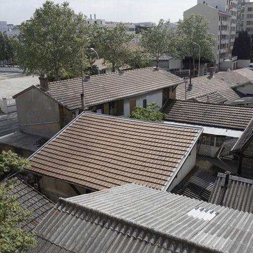 Vue ouest de l'entrée et cour