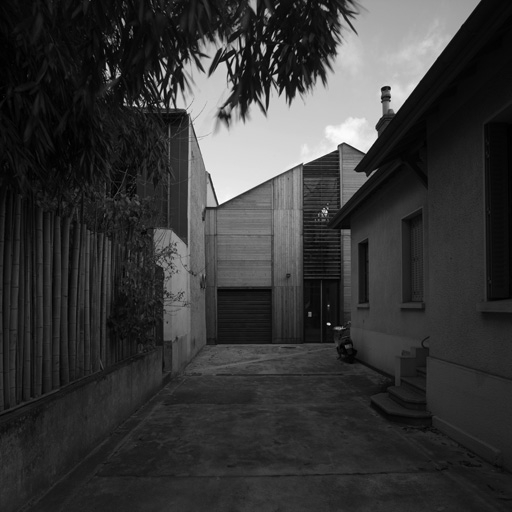 Vue d'ensemble de l'entrée, au fond l'atelier, à droite la maison
