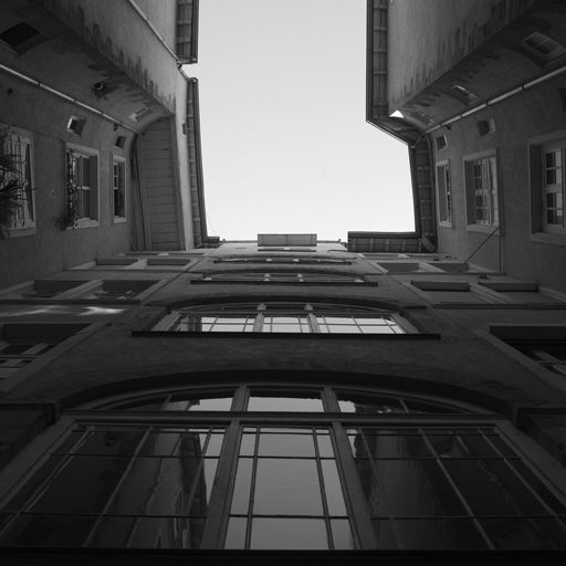 Cour, vue par-dessous.
