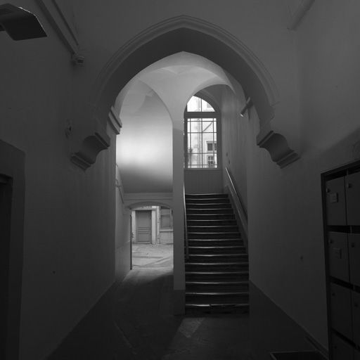 Allée et escalier principal.