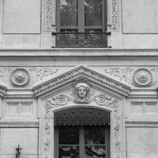 Façade, détail de la 4e fenêtre du 2e niveau.