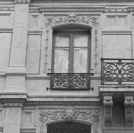 Façade, détail de la 2e fenêtre du 4e niveau.